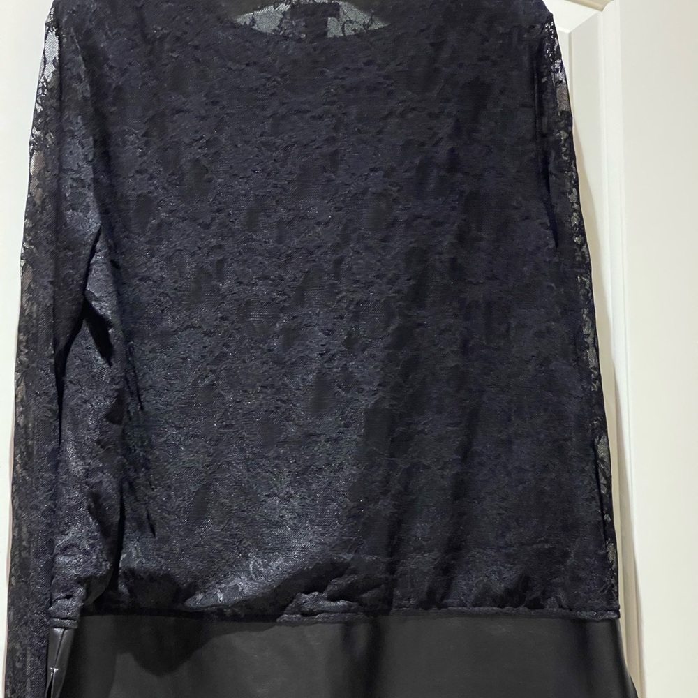 CHICO’S BLACK LACE TOP,LINING~LONG SLEEVES FAUX TRIM,SLITS,SIZE 3(16-18) XL